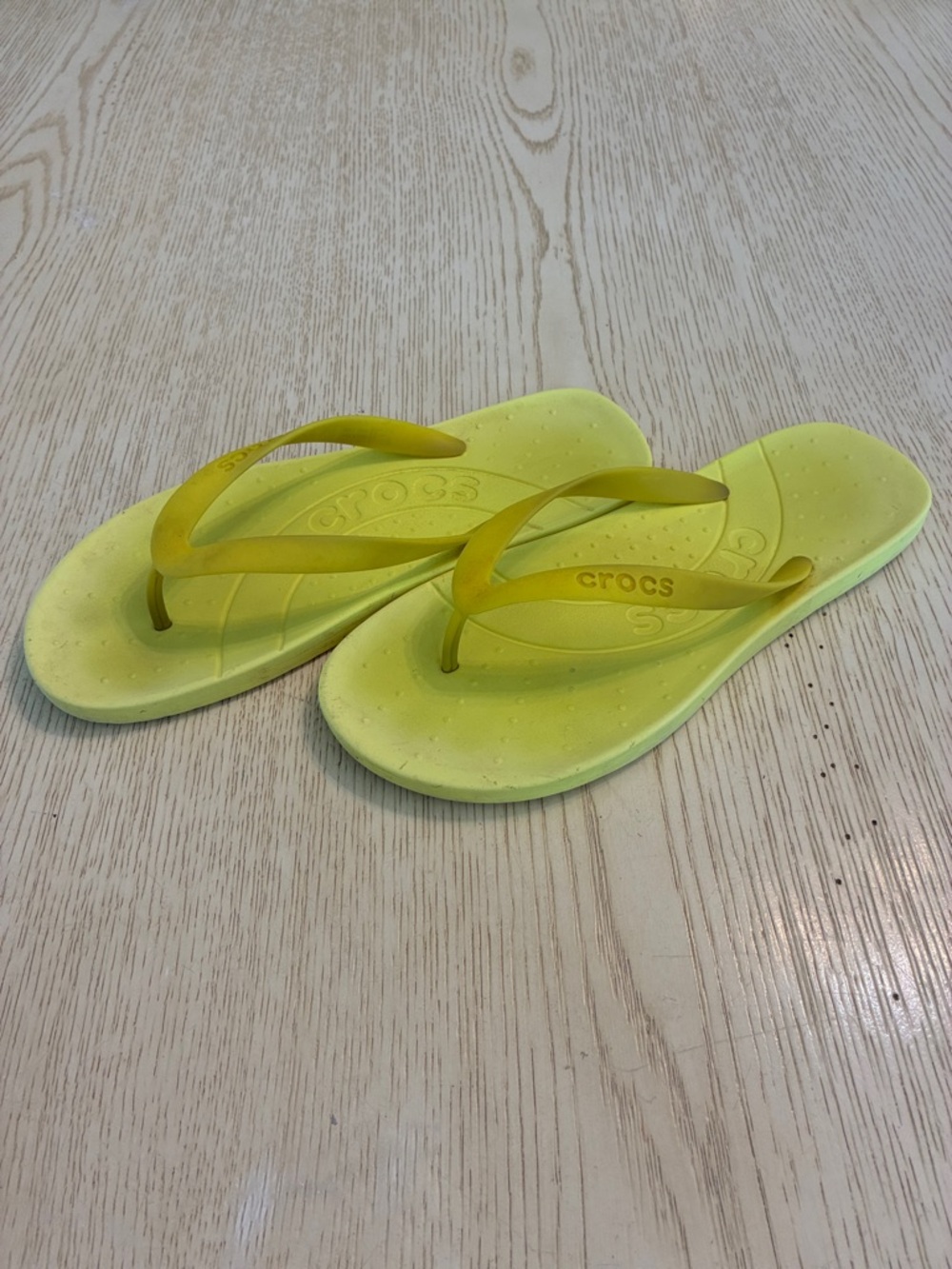 Unisex Crocs Classic Flip Flop Sandals (Neon Green)